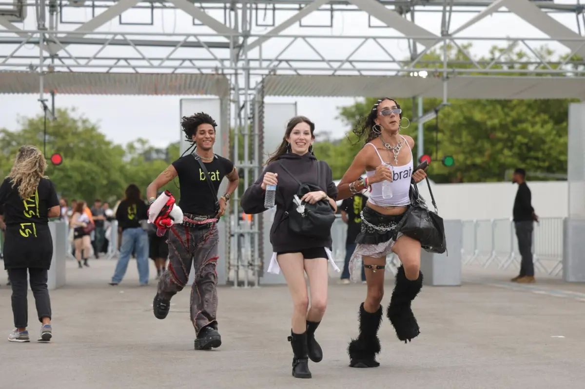 Fãs de Charli xcx precipitaram-se na entrada