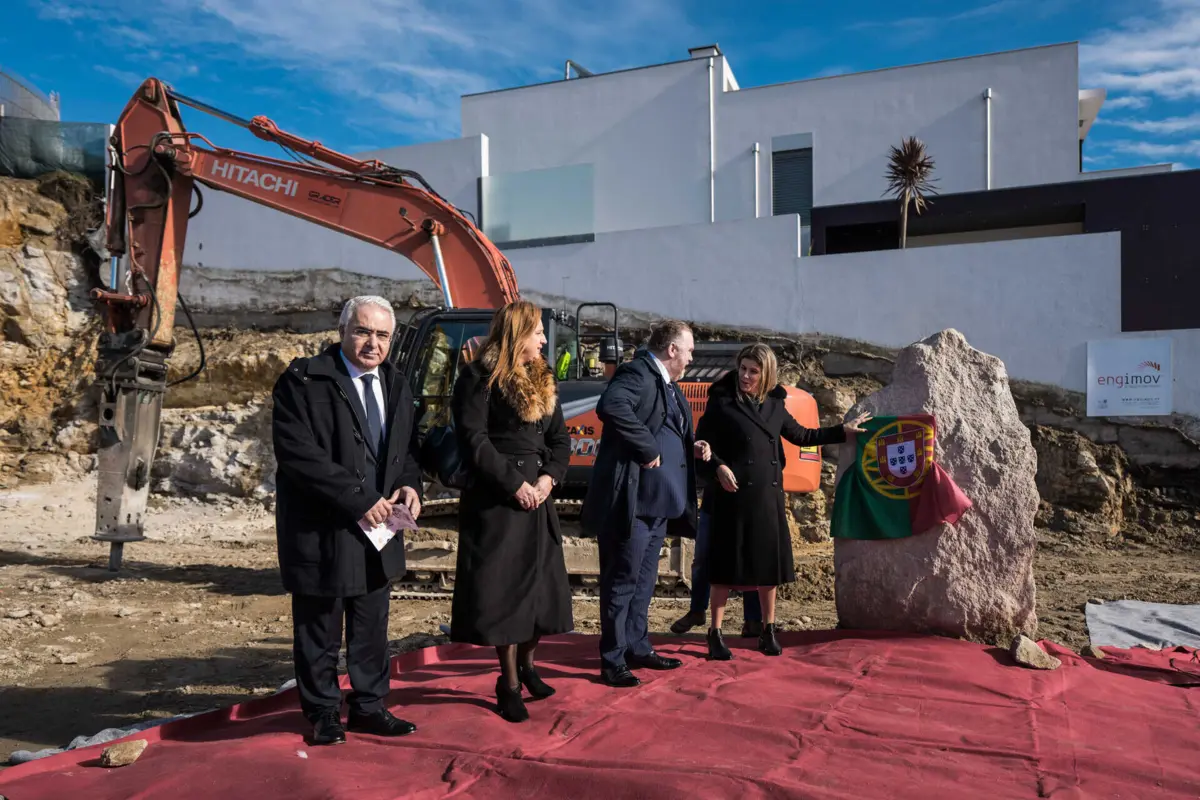 Cerimónia simbólica de lançamento da primeira pedra da obra de construção da creche