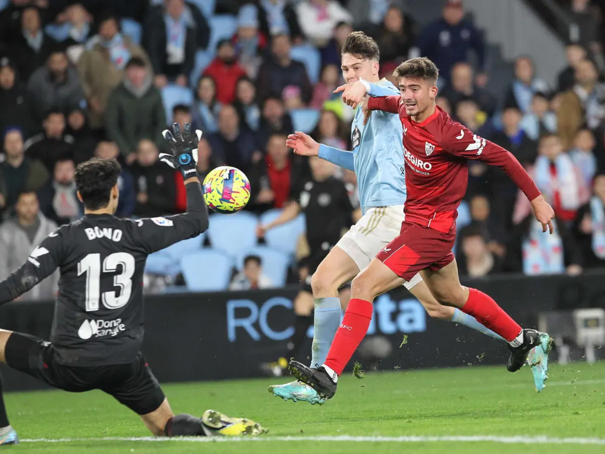 Kike Salas (na direita) em disputa de bola com Jorgen Larsen (esquerda)