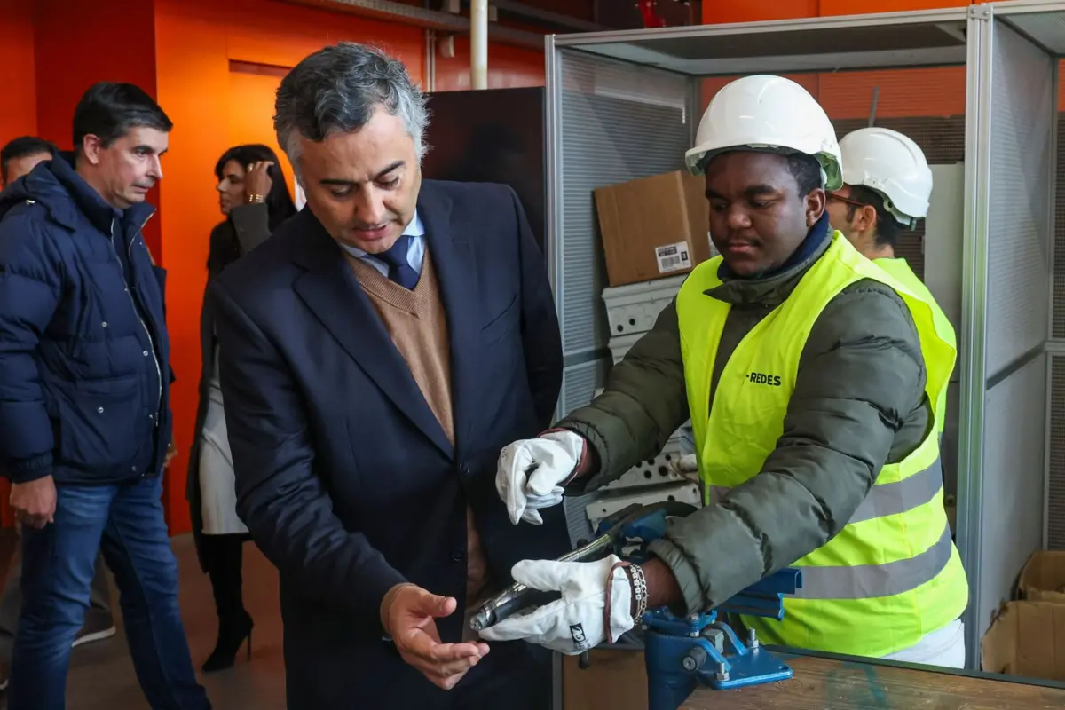 O ministro da Educação, Fernando Alexandre, com alunos durante a visita de inauguração do Centro Tecnológico Especializado Industrial da Escola Secundária de Avelar Brotero, em Coimbra