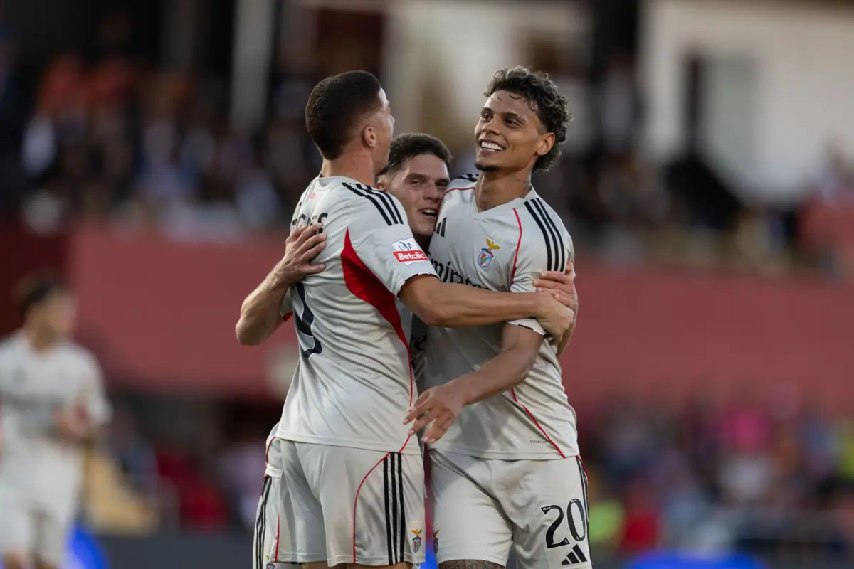 Na estreia de José Mourinho, Sudakov, Pavlidis e Ivanovic assinaram os tentos dos encarnados