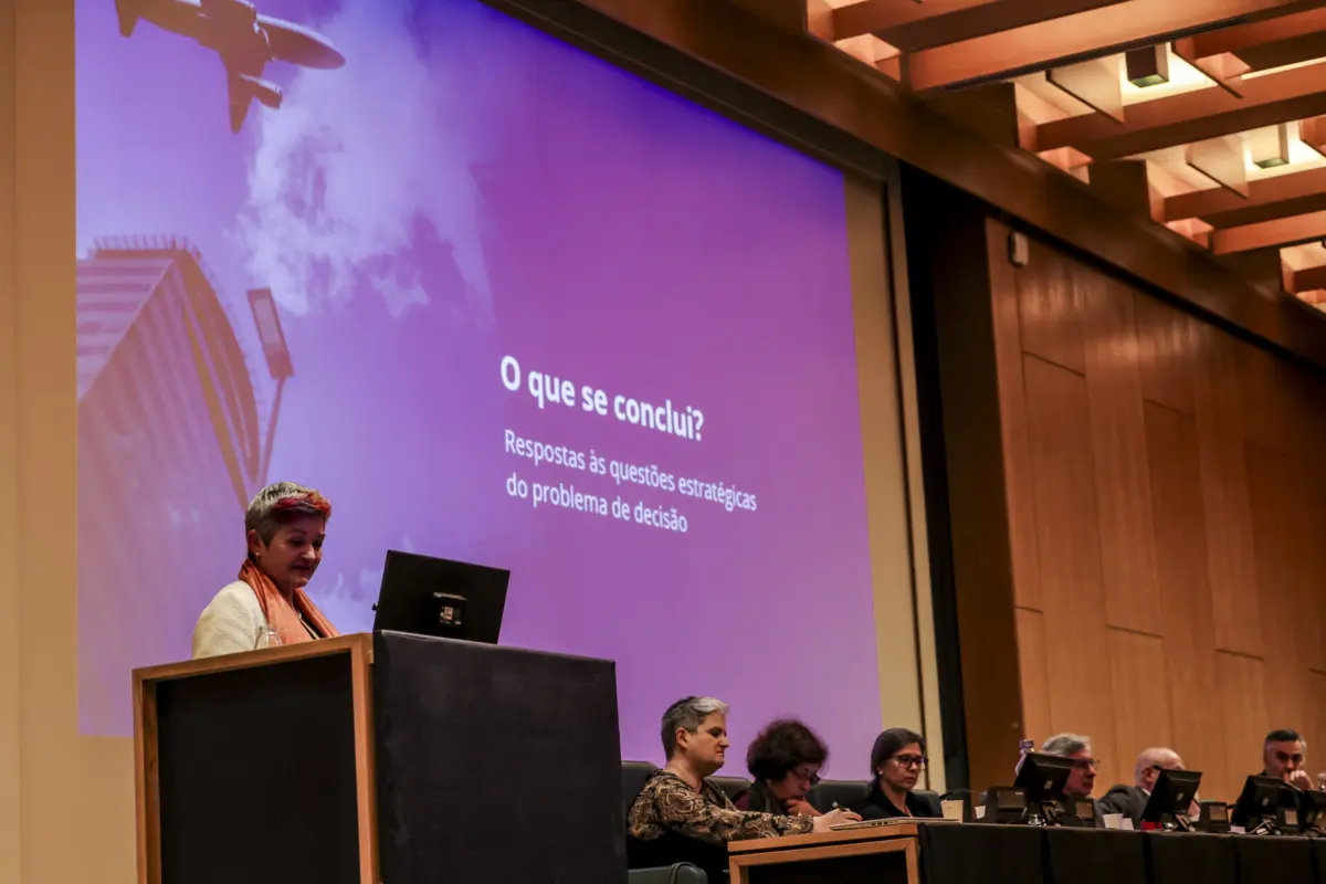 O relatório final do novo aeroporto de Lisboa foi ontem entregue ao Governo após consulta pública