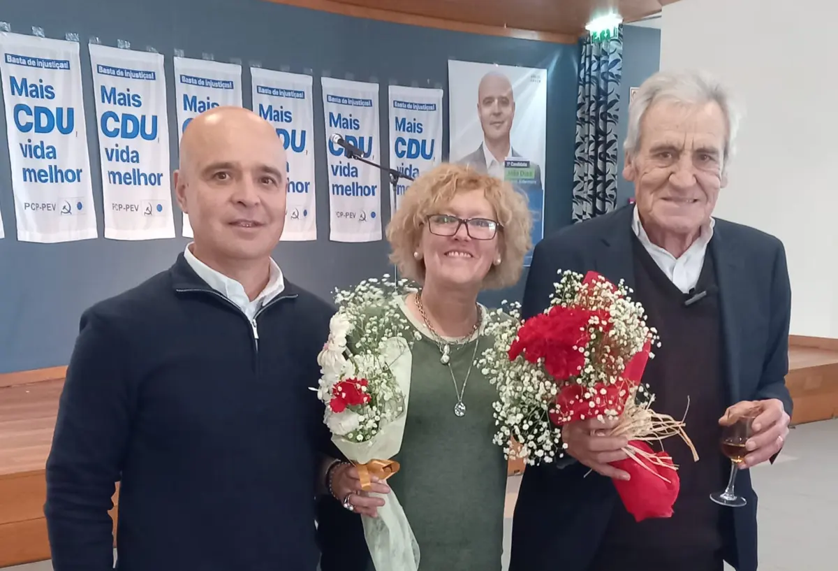 João Dias, ex-deputado do PCP (à esquerda) e Jerónimo de Sousa, ex-secretário-geral do PCP (à direita), com Carolina Medeiros