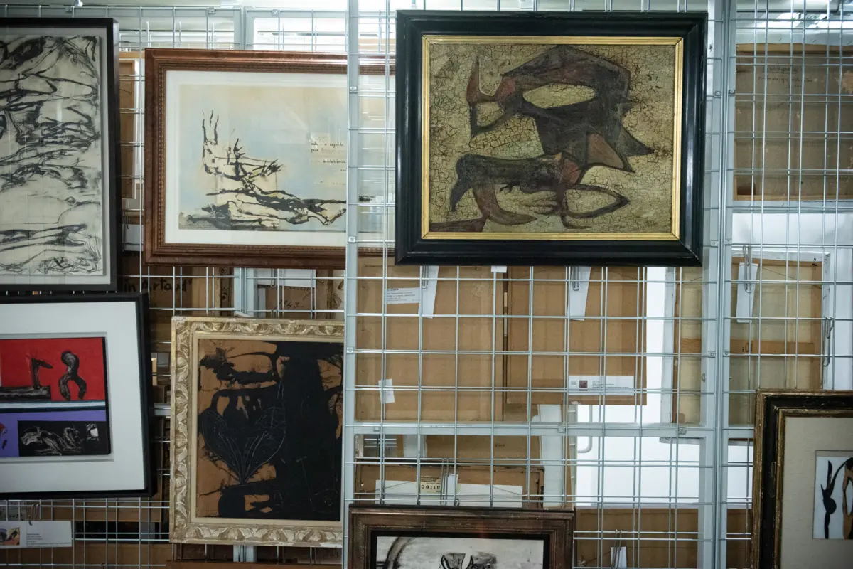 Exposição "Em todas as ruas te encontro" reúne espólio do poeta e artista plástico