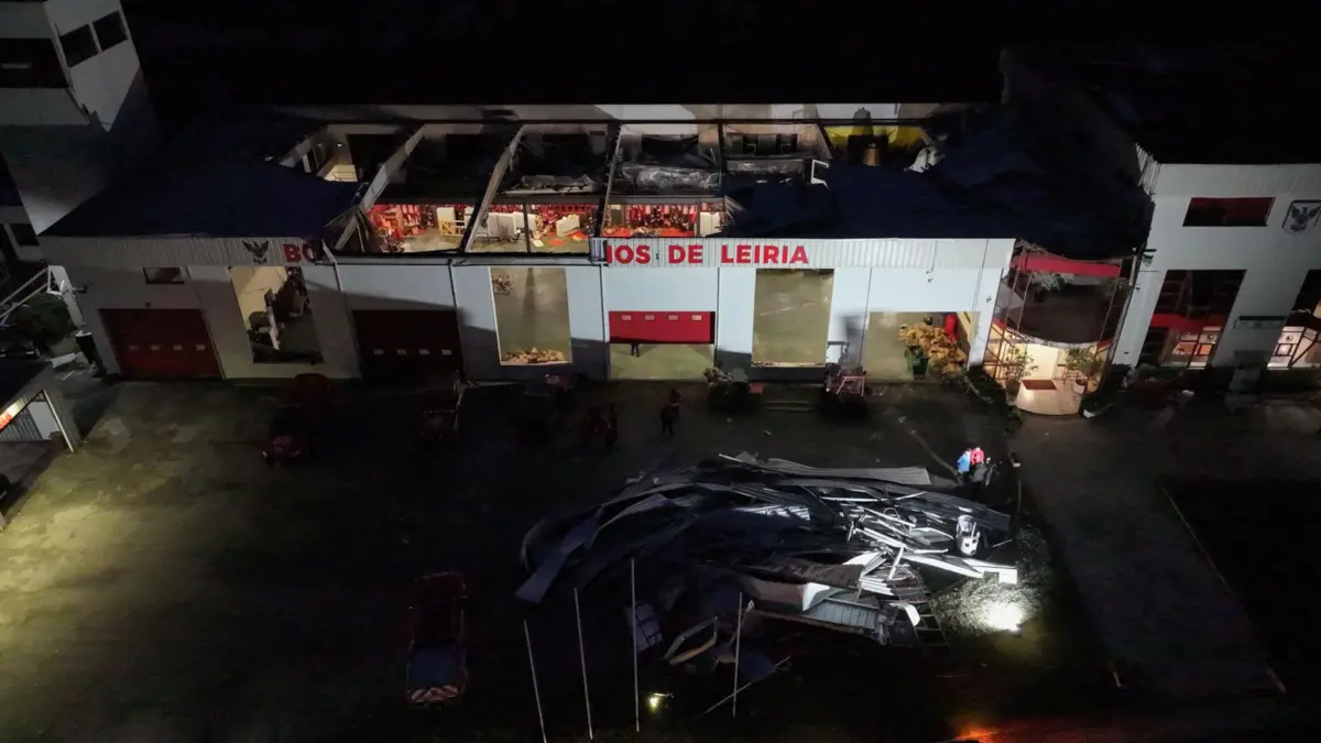 O telhado dos Bombeiros Voluntários de Leiria desapareceu completamente