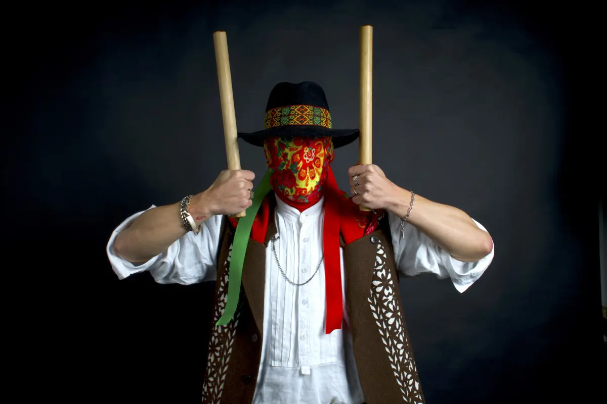 Imagem de contexto do artigo Slamtype lança single que junta eletrónica à sonoridade dos pauliteiros de Miranda