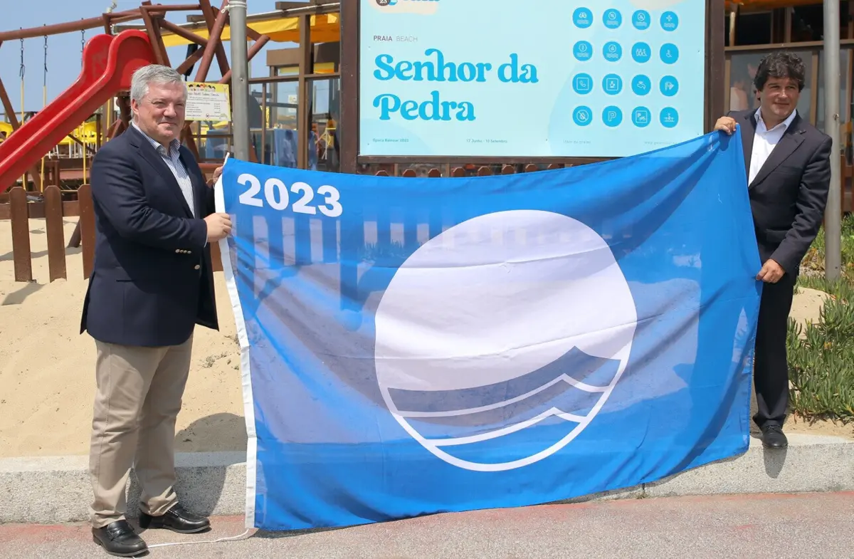 Esta terça-feira foram entregues as 20 bandeiras azuis às praias do concelho