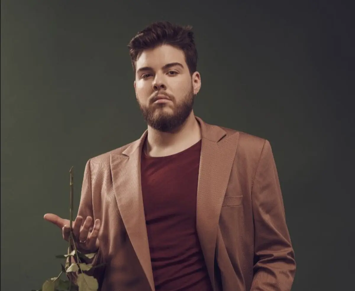 Noble dá concerto no piano público da estação de comboios de Entrecampos