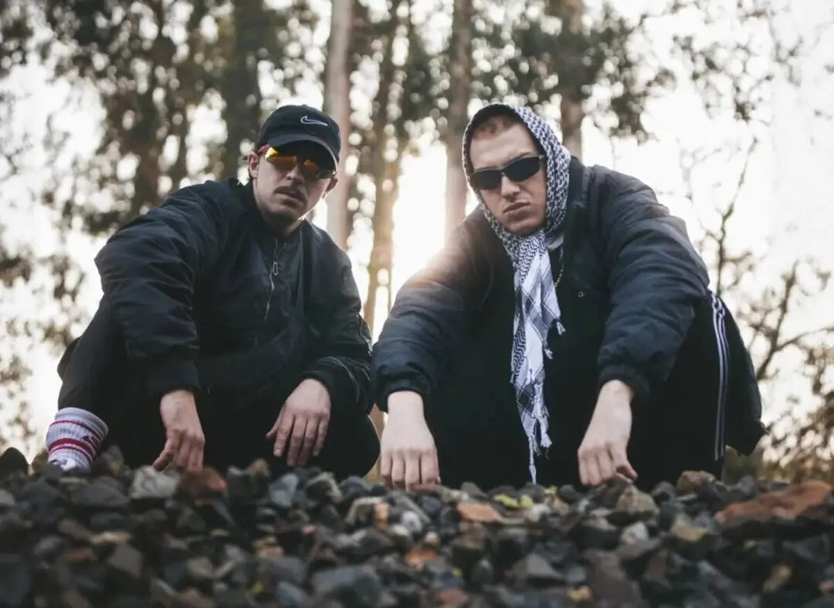 Novo disco da dupla mescla influências muito distintas