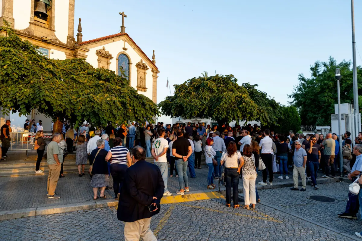 Cerca de 100 pessoas acompanharam a missa de sétimo dia no exterior da igreja