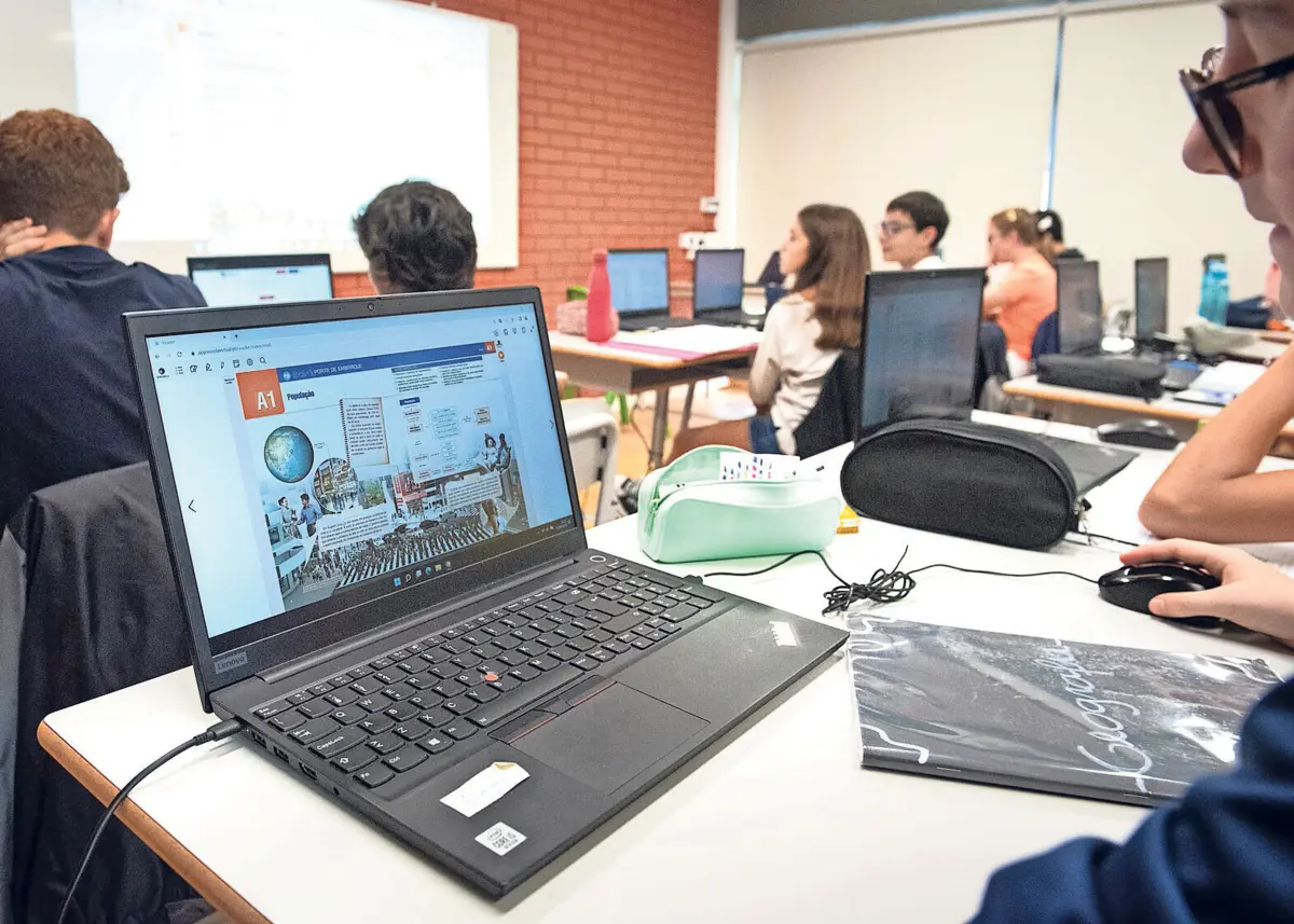 Imagem de contexto do artigo Há mais alunos com manuais digitais e a maioria estuda no Básico