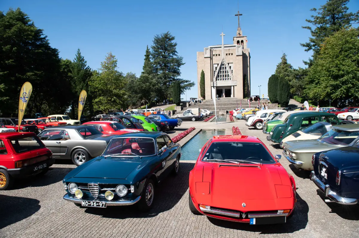 No terreiro do santuário, fica o coração da exposição, onde se destacam os Carochas do Berço