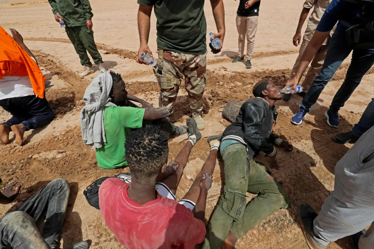 Autoridades conseguiram resgatar duas pessoas da água