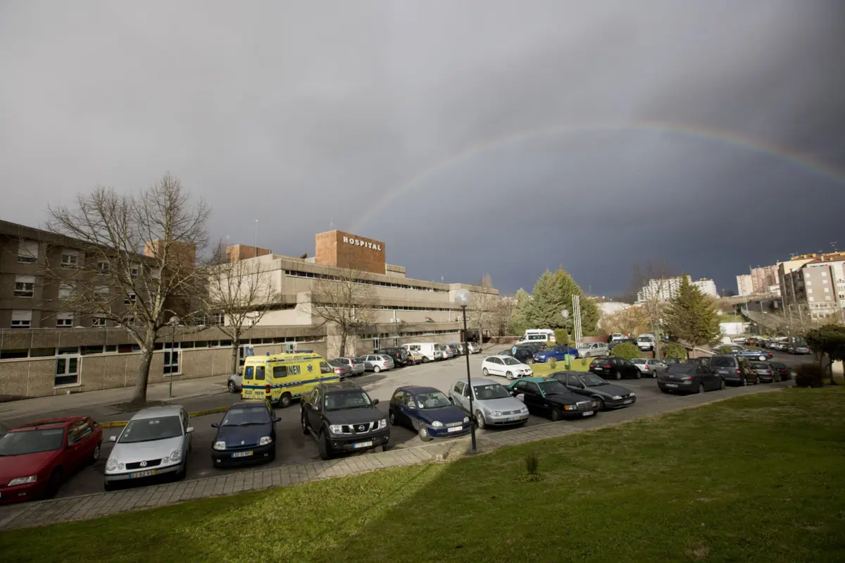 Criança foi assistida no hospital de Chaves, mas não resistiu aos ferimentos.