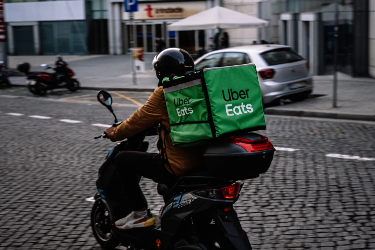 Imagem de contexto do artigo Tribunal reconhece contrato de trabalho entre estafeta e Uber