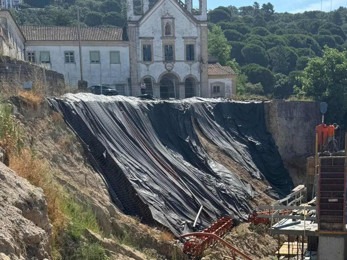 Foto da derrocada atual e a registada em novembro (deslize para a direita): nada mudou em oito meses