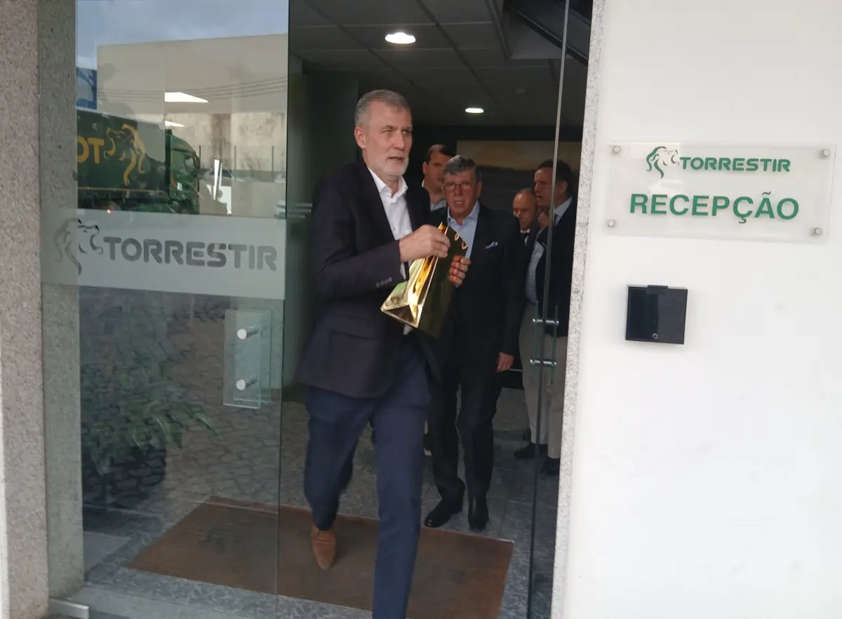 O candidato presidencial lamenta que, em Portugal, tenha passado "a ser normal as coisas falharem, não funcionarem, como nos incêndios florestais, na saúde e na educação"