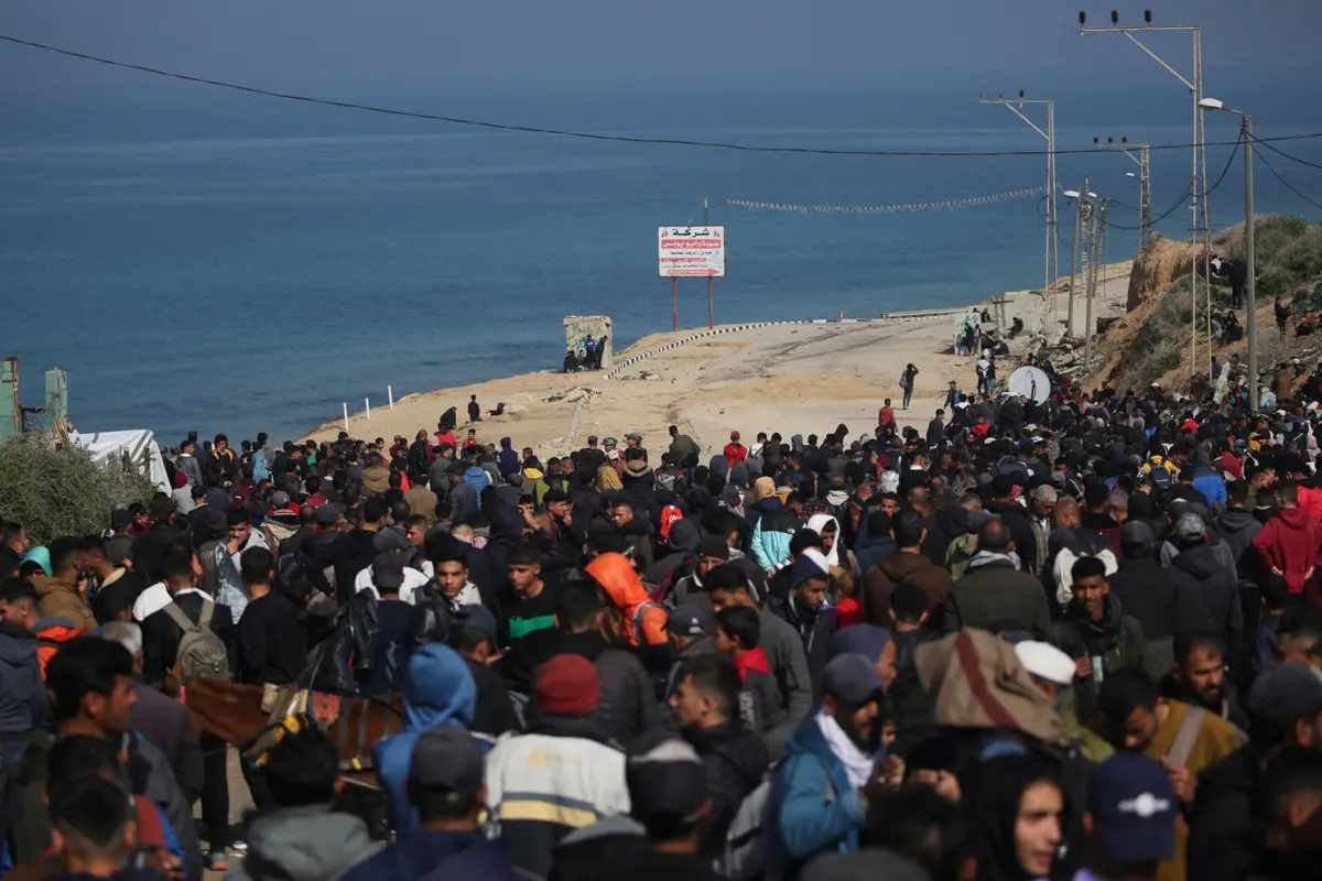 Milhares de palestinianos reuniram-se, esperando para seguir para norte através do corredor Netzarim que atravessa o território