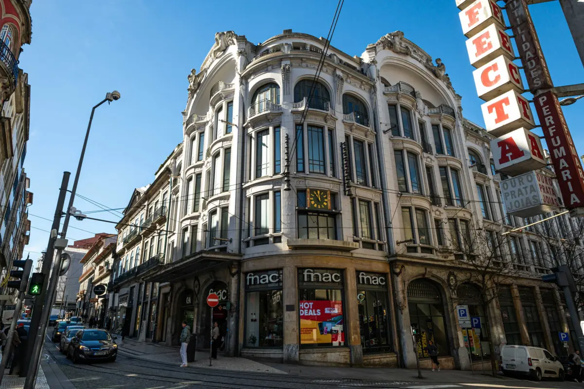 Imóvel nas ruas de Santa Catarina e de Passos Manuel