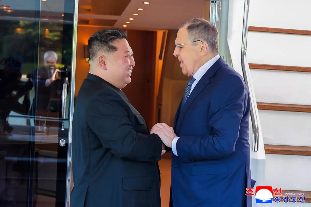 O líder norte-coreano Kim Jong-un e o ministro dos Negócios Estrangeiros russo, Serguei Lavrov