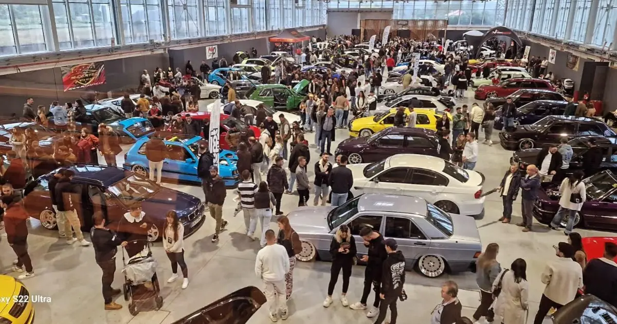 A exposição reúne centenas de automóveis
