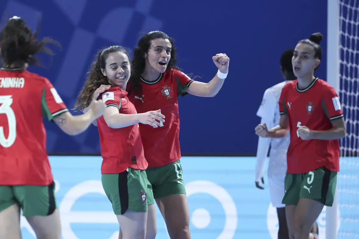 Carolina Pedreira, ao centro, em ação no recente Mundial feminino de futsal