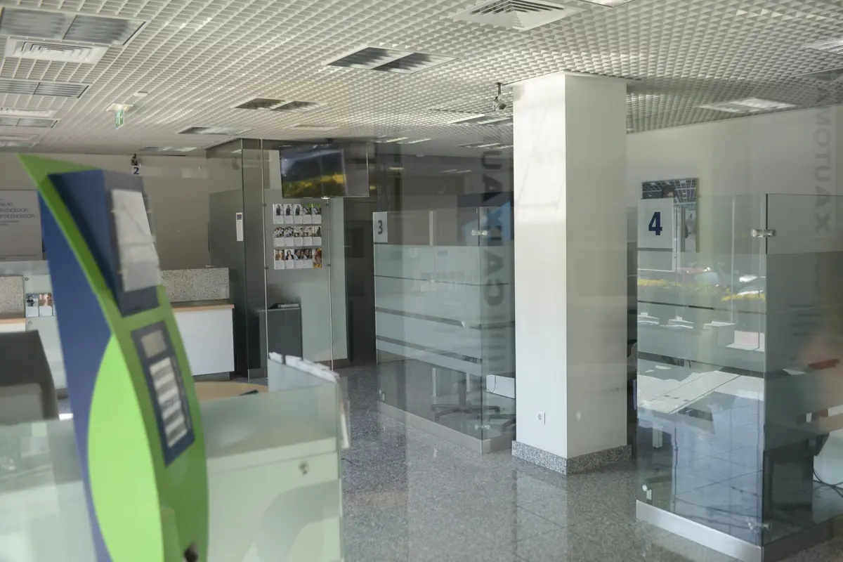 Trabalhadores da CGD cumprem um dia de greve contra aumentos salariais de 3,25% que os sindicatos consideram "irrisórios" face ao custo de vida e os lucros do banco