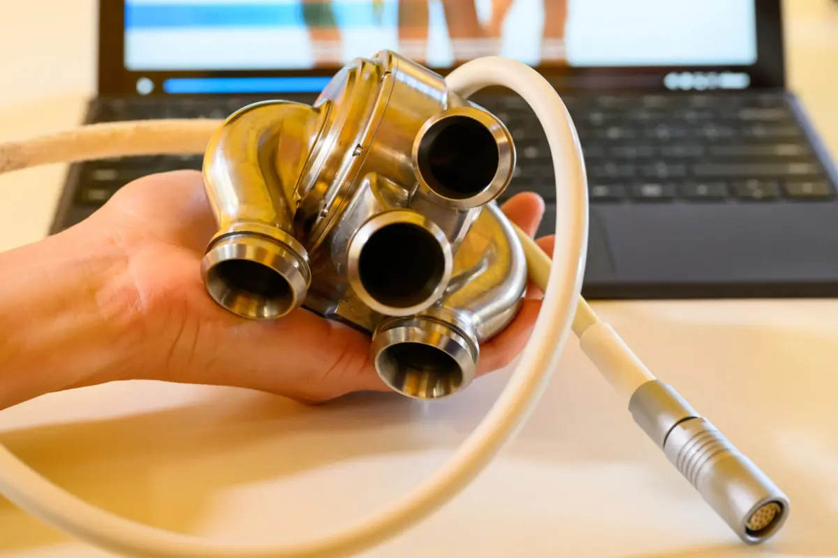 O coração artificial BIVACOR foi criado pelo médico Daniel Timms e é a primeira bomba de sangue rotativa do mundo que pode ser implantada e atuar como substituta completa de um coração humano