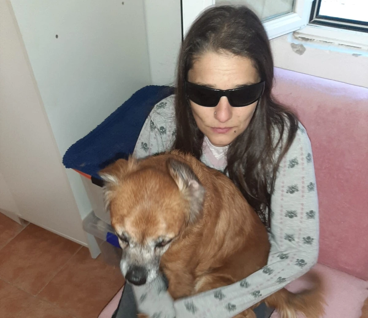 Paula com Boris, o cão que lhe faz companhia