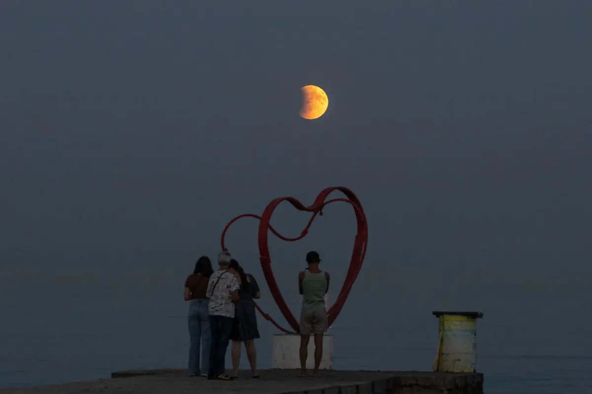 Uma lua pintada de sangue vista em Odessa, na Ucrânia