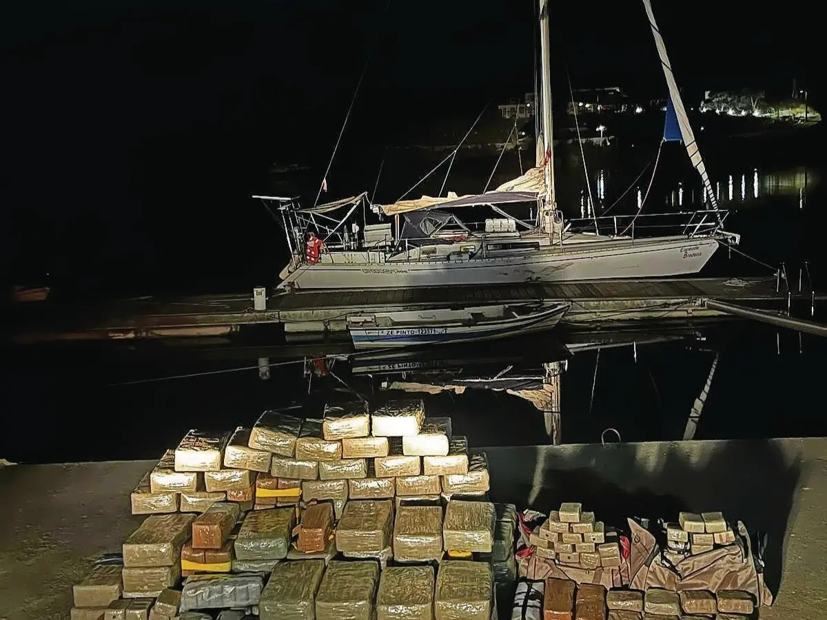 As grandes quantidades de droga são, regra geral, transportada em navios ou veleiros