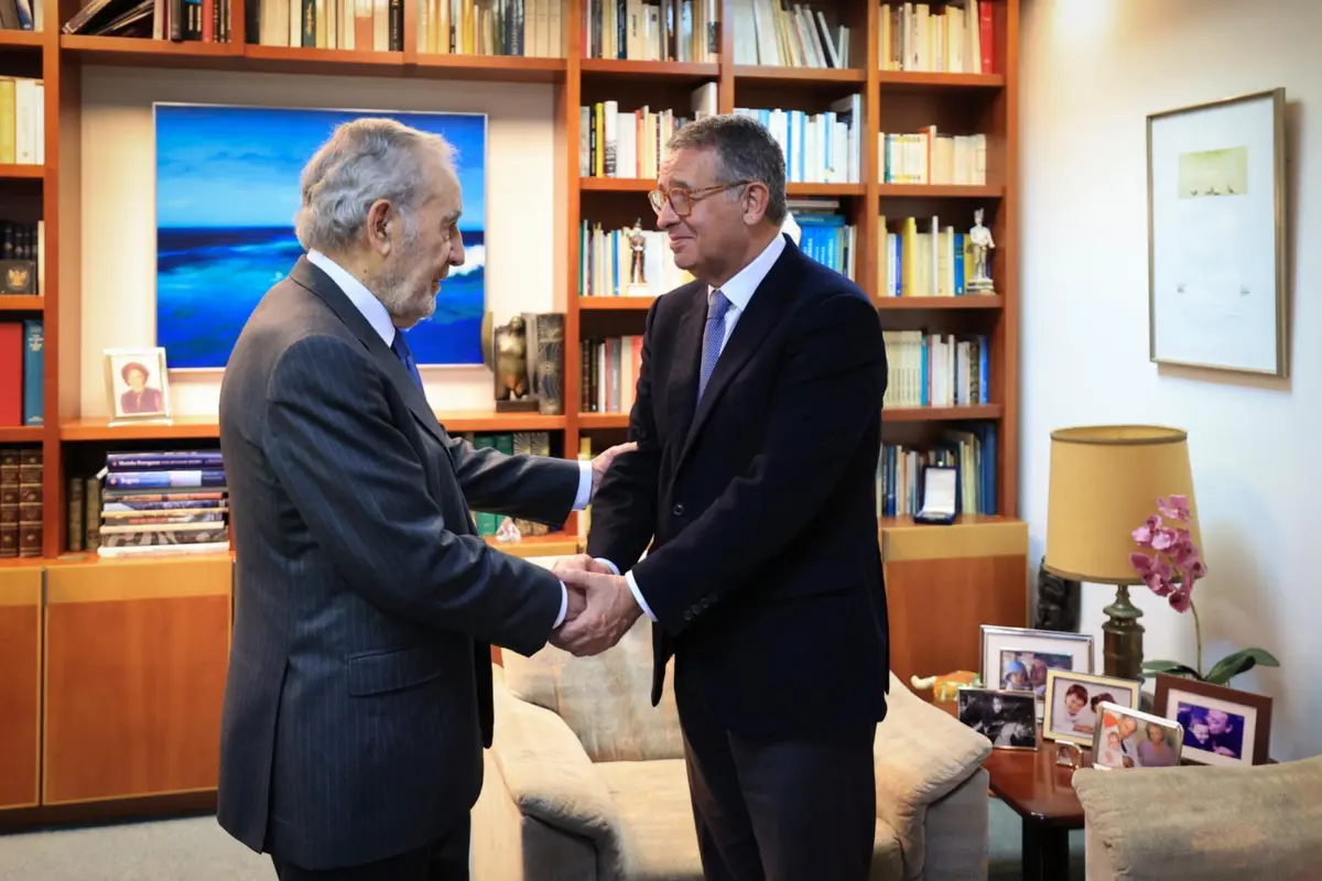 Ramalho Eanes (à esquerda) e António José Seguro (à direita)