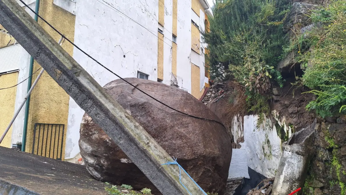 Pedra de grandes dimensões acertou "de raspão" em casas