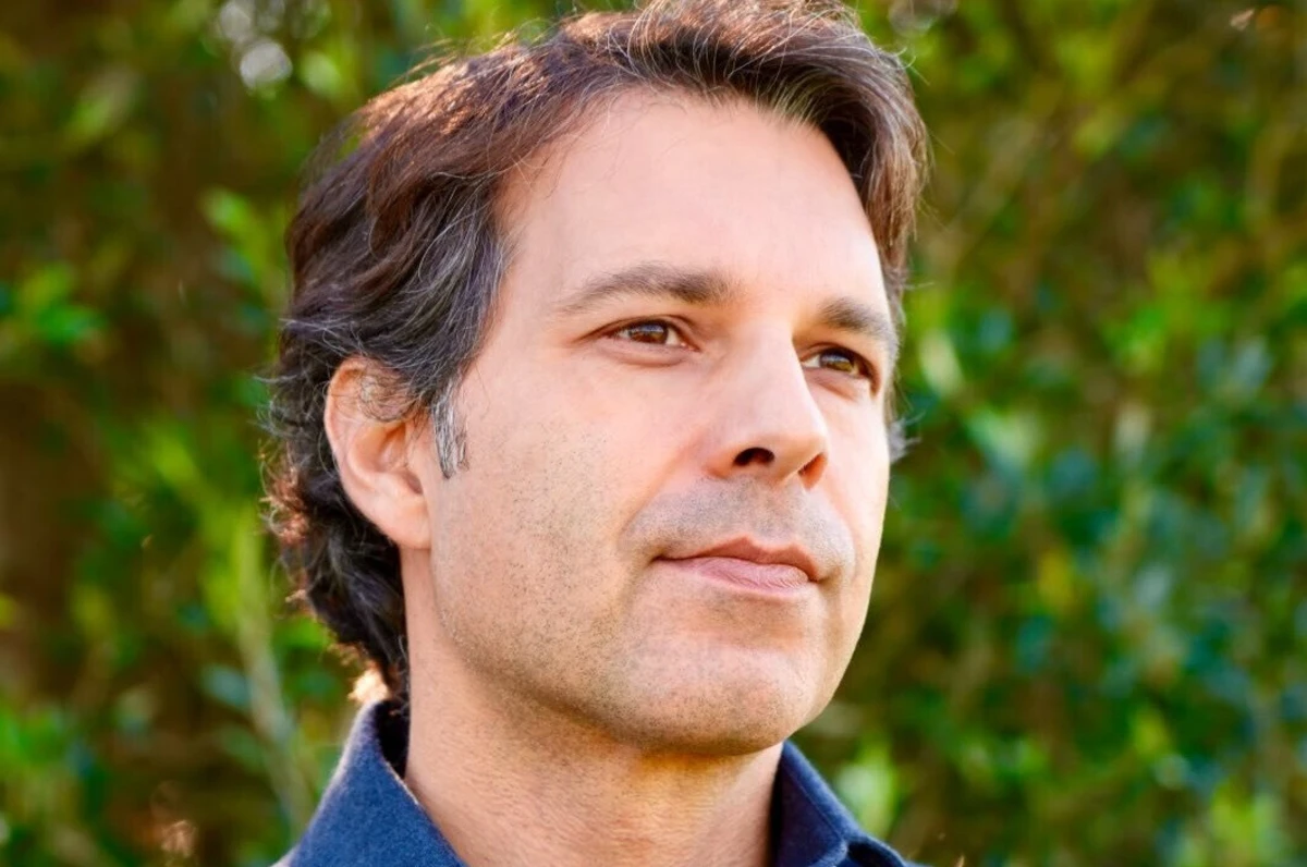 Licenciado em História pela Universidade de Lisboa, Pedro Neto frequenta o doutoramento em Políticas Públicas na Universidade de Aveiro, onde desenvolve investigação na área da liderança comunitária