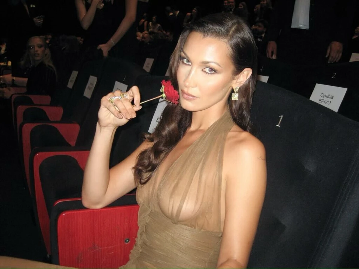 O ano passado, Bella Hadid ousou com uma criação Saint Laurent