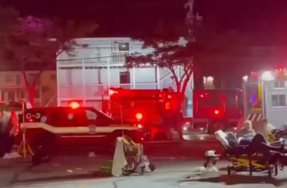 Os bombeiros conseguiram entrar no local e resgatar vários residentes do lar