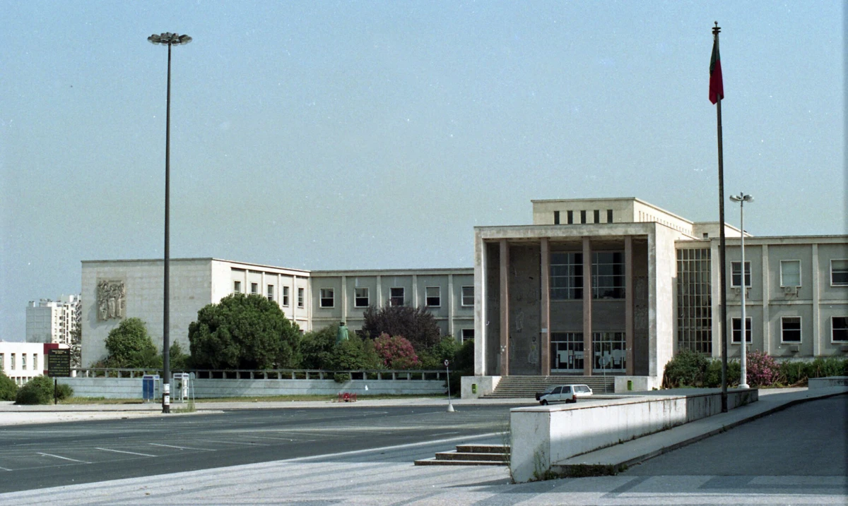 Segundo a faculdade, o manual é "uma ferramenta pioneira" que pretende capacitar os estudantes, os docentes e a restante comunidade académica, com as competências e os conhecimentos necessários para identificar uma cri