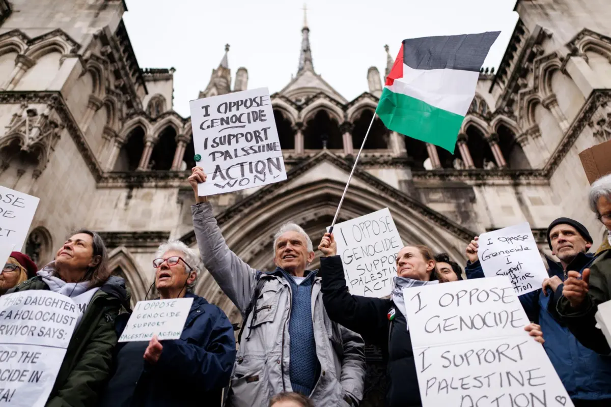 Apoiantes do movimento Palestine Action diante de tribunal denunciam genocídio em Gaza