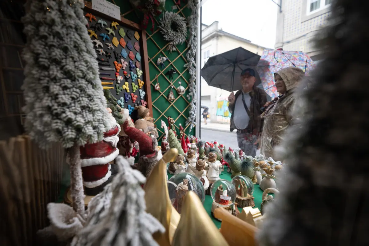 Parece não ter senso, mas em meados de outubro, já havia montras com motivos de Natal
