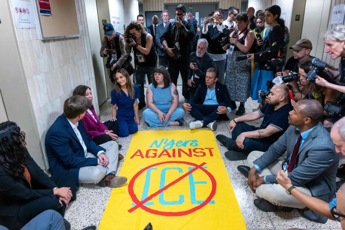 Esta não é a primeira vez que os políticos organizam protestos neste edifício contra as políticas de Trump