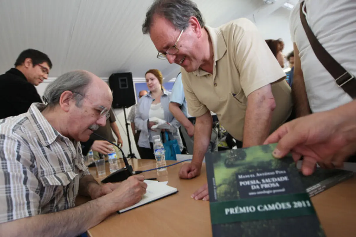 Manuel António Pina na Feira do Livro do Porto, em 2011, na apresentação do livro "Poesia, Saudade da Prosa - uma antologia pessoal"