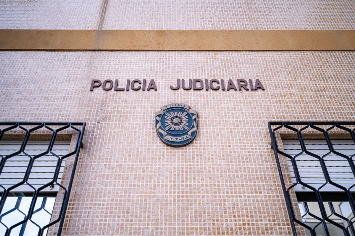 Imagem de contexto do artigo Drogou e abusou de jovem que tomava conta dos seus filhos menores