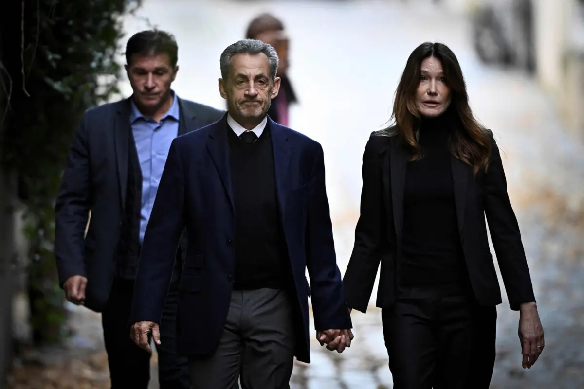 Nicola Sarkozy deixou a sua residência de mão dada com a mulher, Carla Bruni