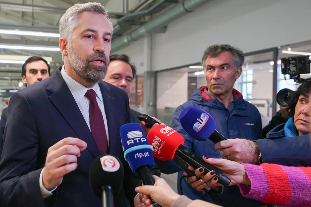 Pedro Nuno Santos falou aos jornalistas durante uma visita a uma empresa têxtil em Barcelos