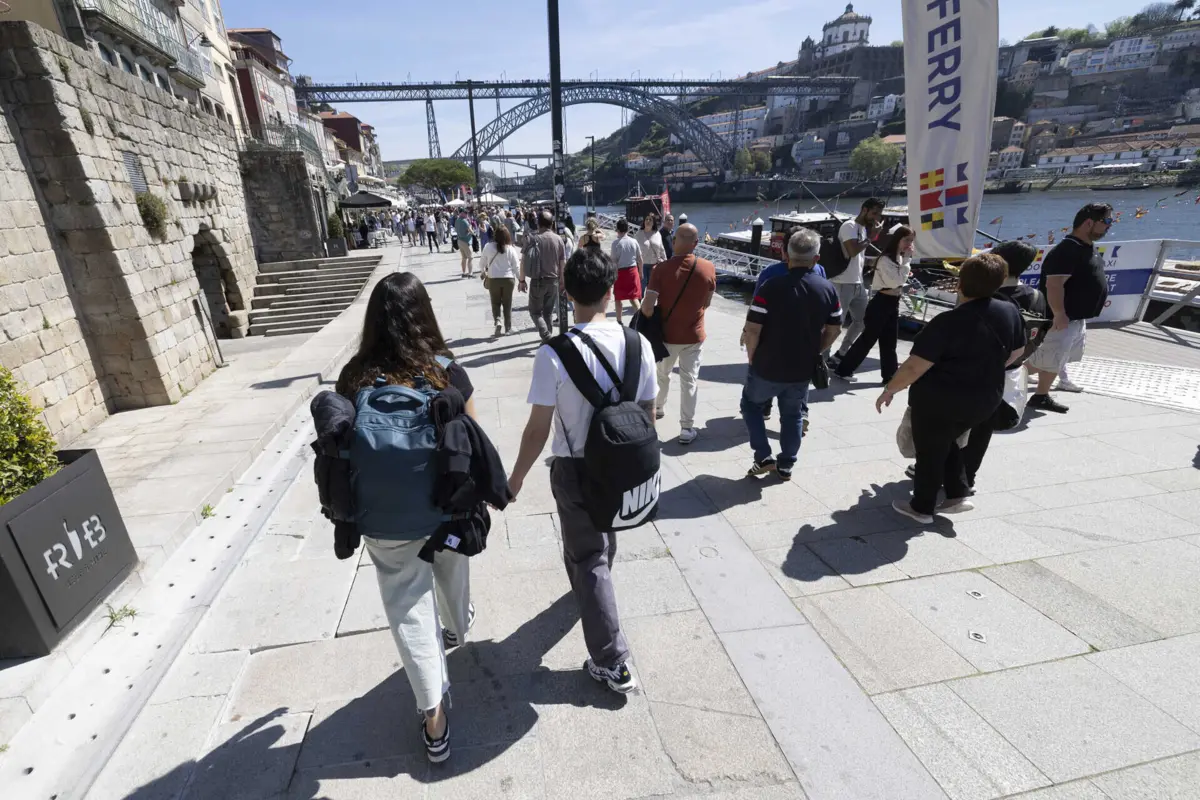 O mercado, que atrai diariamente "um elevado número de turistas", funciona de quinta-feira a domingo, entre as 10 horas e as 18 horas nos meses de inverno, e das 10 horas às 20 horas nos meses de verão, "comercializando fundamentalmente produtos alusivos ao Porto"