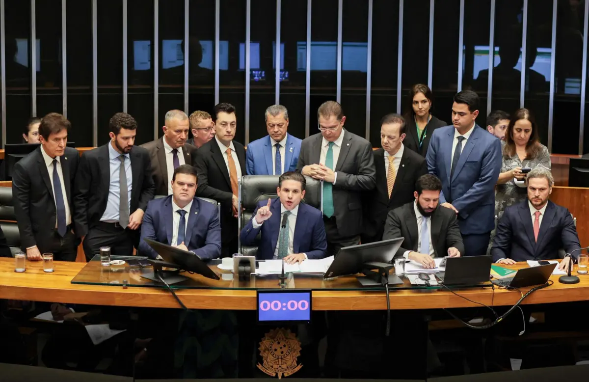 Mesa diretora da Câmara dos Deputados, com o presidente do órgão legislador, Hugo Motta, ao centro. Líder da câmara baixa disse ter decidido votar redução de penas de golpistas por vontade própria.