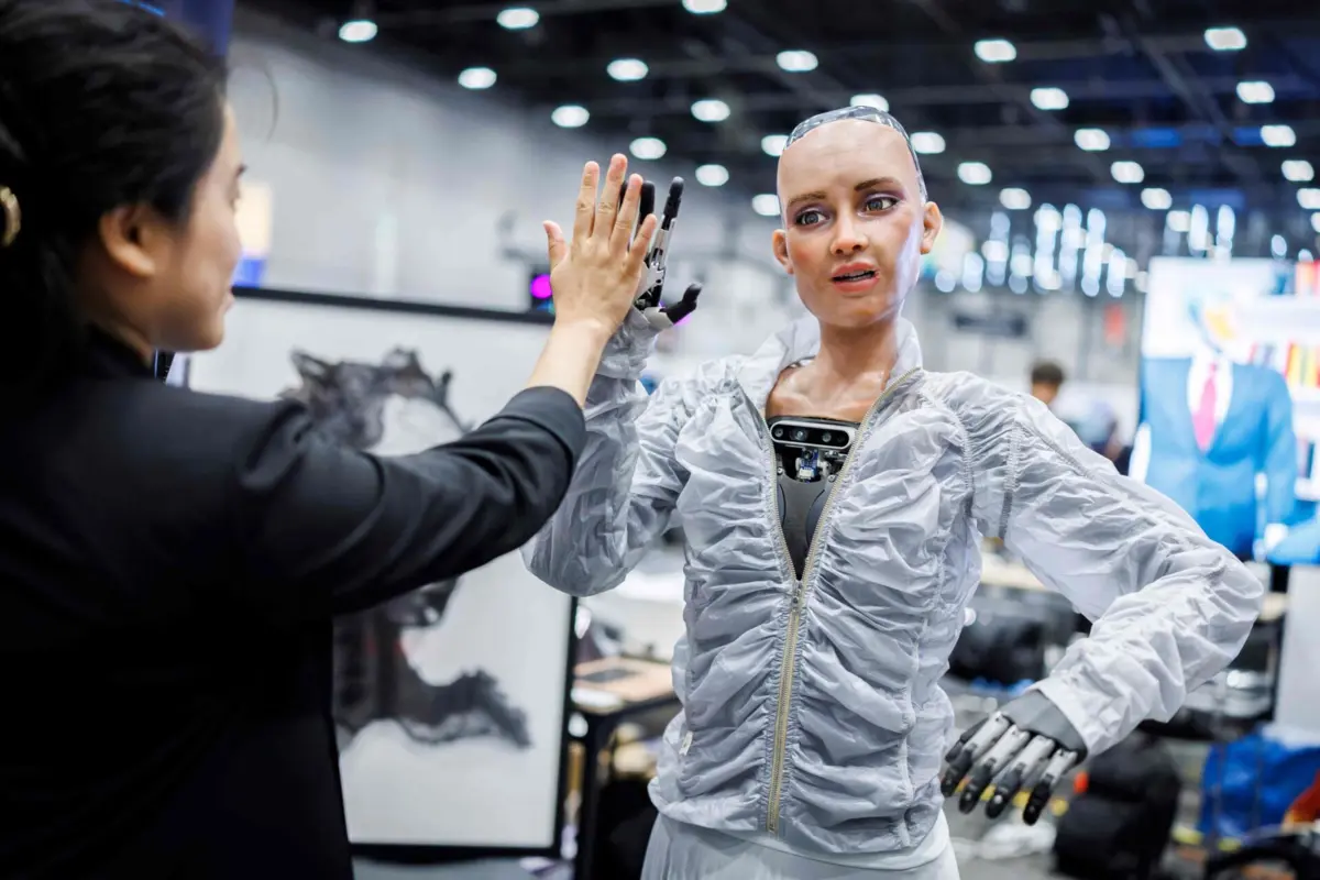 "As vozes geradas por IA estão por todo o lado", diz Nadine Lavan, coautora do estudo