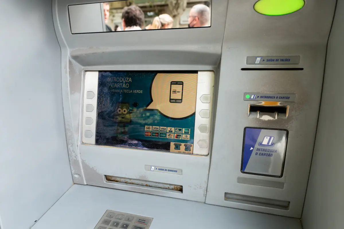 Suspeito foi detido quando a vítima lhe entregava dinheiro levantado num multibanco