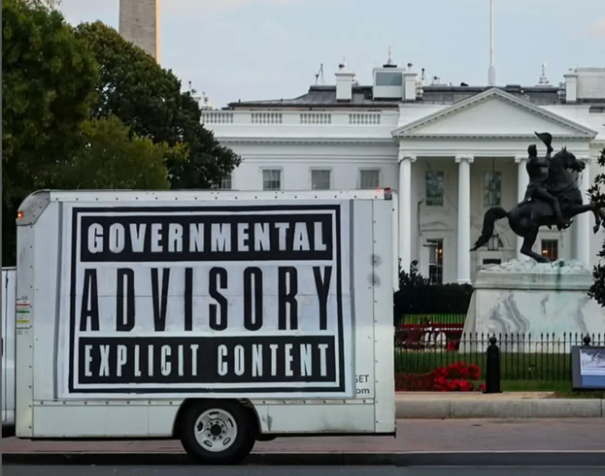 Artista colocou carrinha em frente à Casa Branca