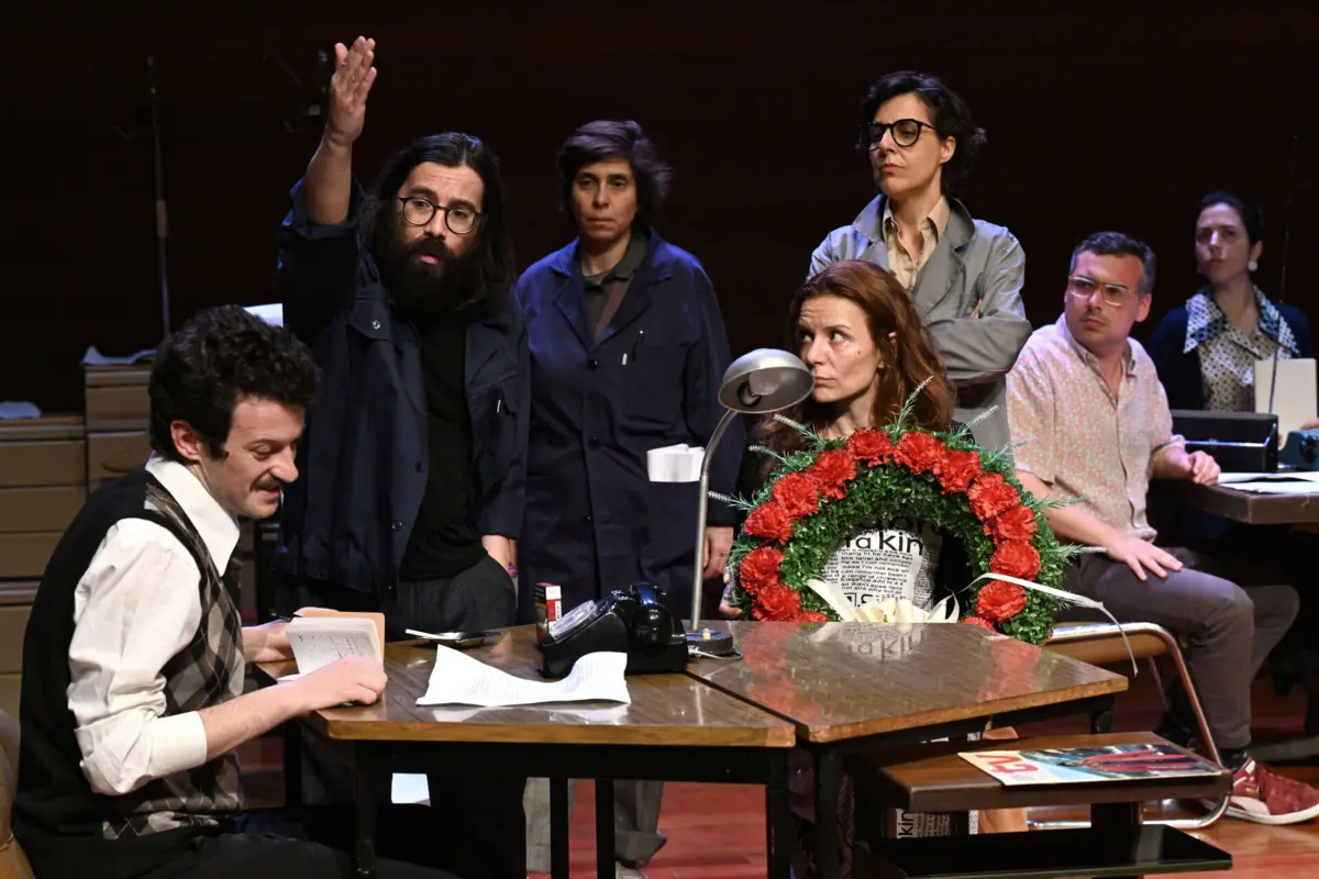 "A noite", com a personagem Sara Mago ao centro, é uma reflexão singular sobre o estado do jornalismo e da revolução que tarda em chegar ao setor.